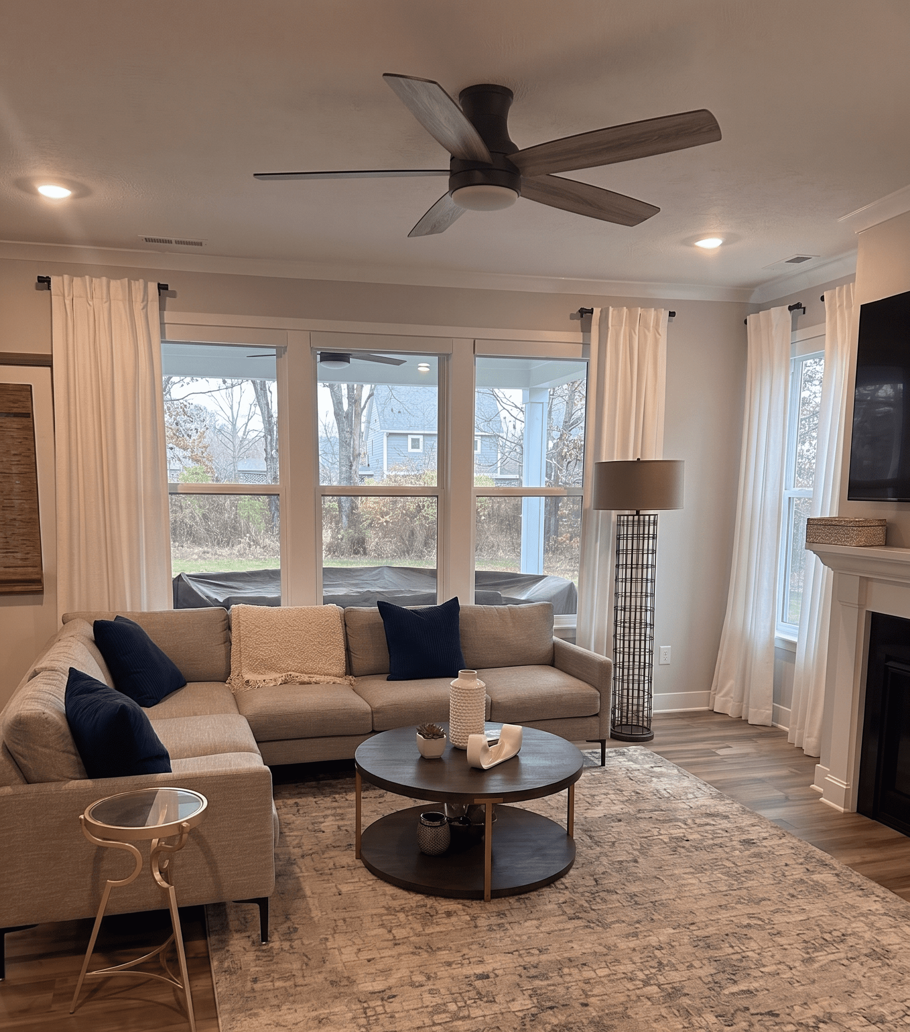 In Style Design - larrge living room with custom drapery